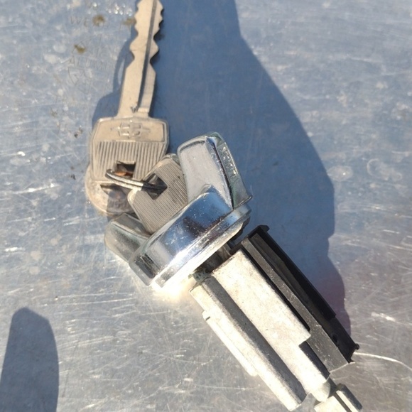 Soild Copper Locks& Oldsmobile Ignition Switch with Double Keys - Picture 3 of 4